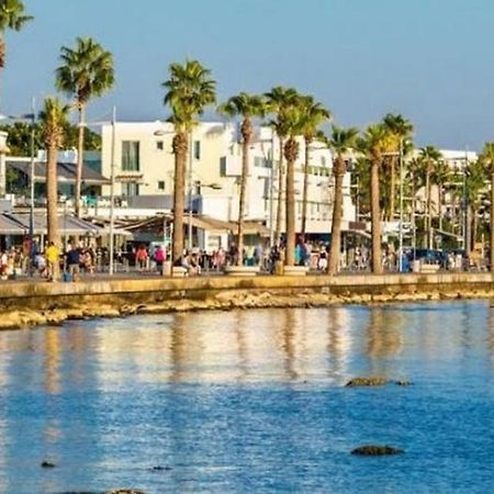 Poseidon 51 - Beachfront Two Bedroom Apartment Paphos Eksteriør bilde