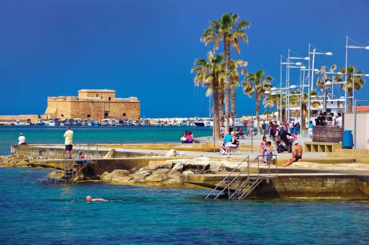 Poseidon 51 - Beachfront Two Bedroom Apartment Paphos Eksteriør bilde