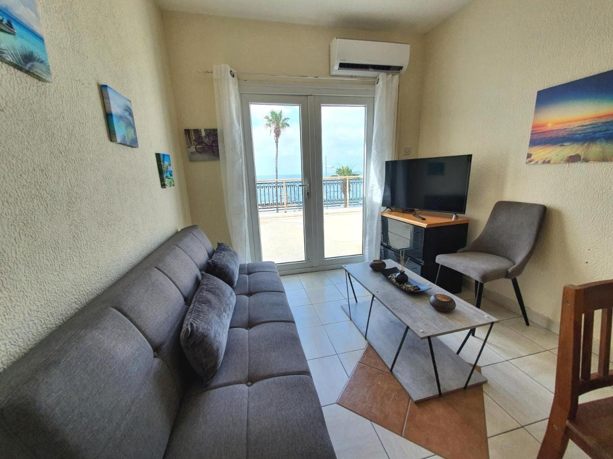 Poseidon 51 - Beachfront Two Bedroom Apartment Paphos Eksteriør bilde