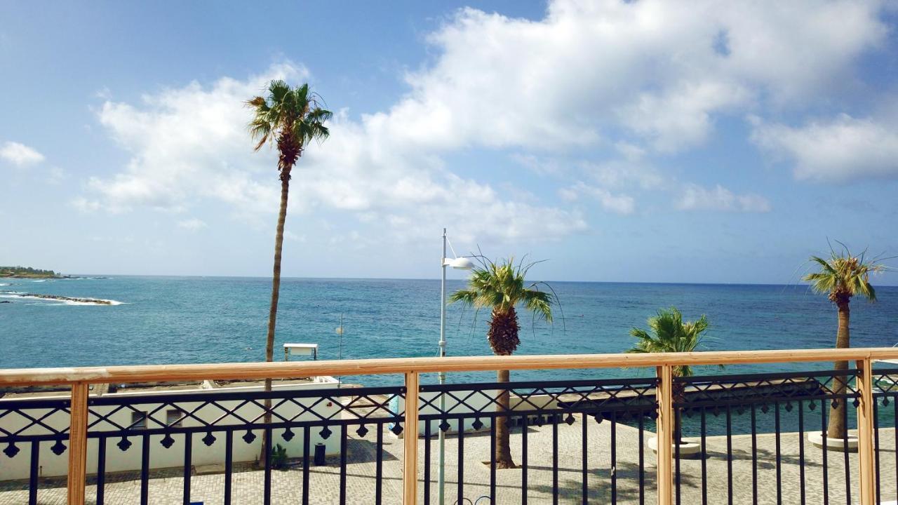 Poseidon 51 - Beachfront Two Bedroom Apartment Paphos Eksteriør bilde
