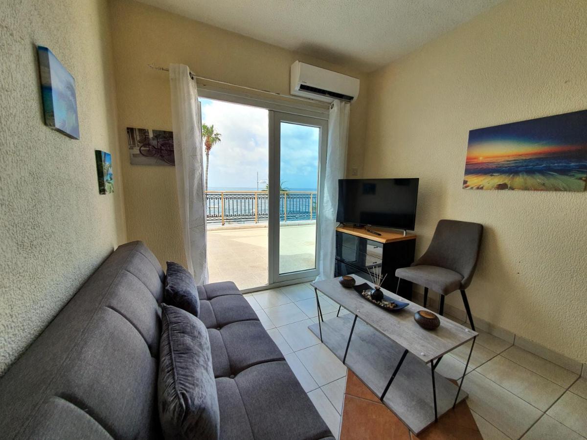 Poseidon 51 - Beachfront Two Bedroom Apartment Paphos Eksteriør bilde