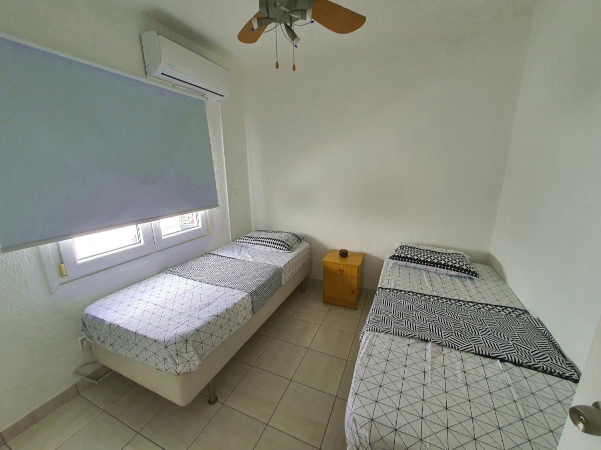 Poseidon 51 - Beachfront Two Bedroom Apartment Paphos Eksteriør bilde